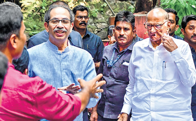 Thackerays, Wadettiwar attend Sharad Pawar's dinner meet in Mumbai